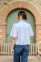 Détails col volanté  et manches blouse blanche femme