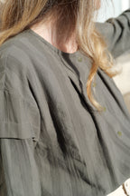 Détail des plis sur le devant  et manche de la blouse Lily Dream en coton biologique