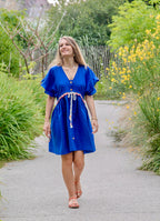 Robe Summer en lin bleu électrique en mouvement