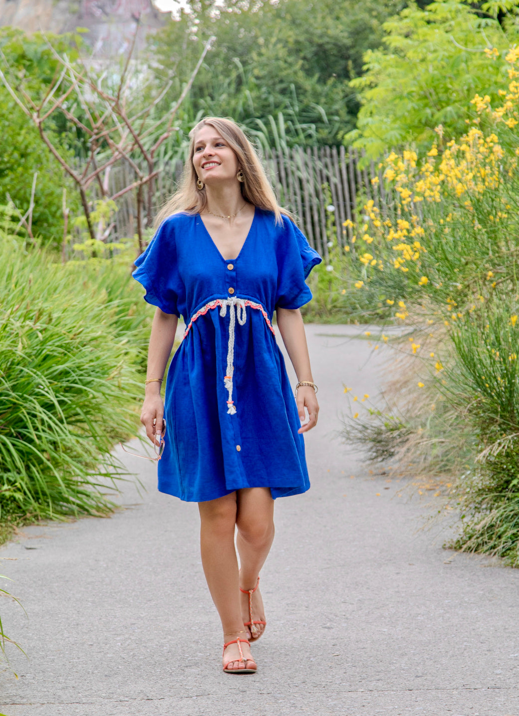 Robe Summer en lin bleu électrique en mouvement