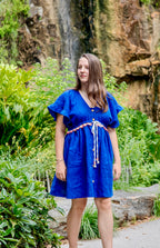 Robe d’été en lin bleu électrique portée en extérieur
