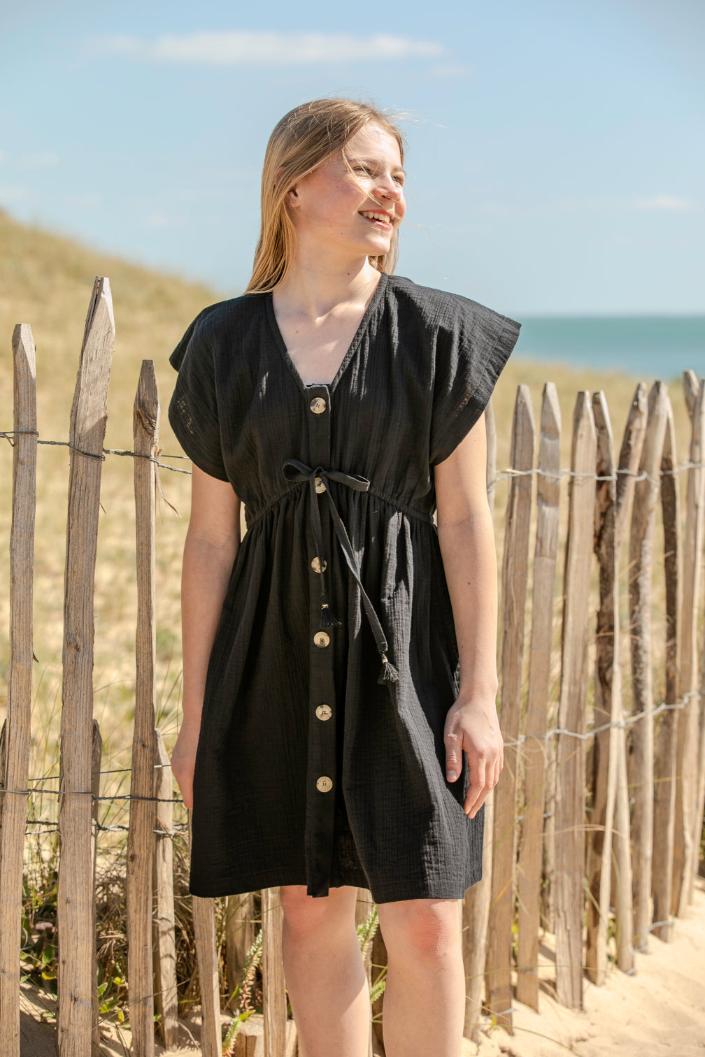 Robe Summer en coton bio portée en extérieur look estival