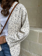 détails surpiqures veste oversize matelassée fleurie femme