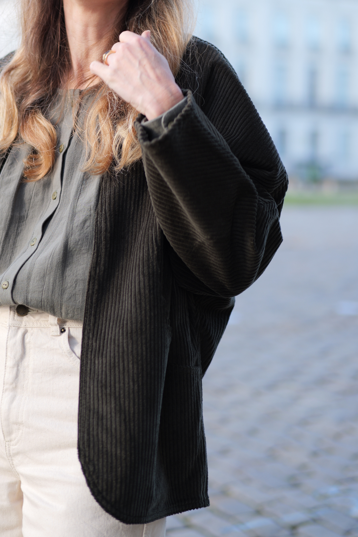 Veste oversize femme velours kaki Demoiselles Chéries détails manche coupe overzise