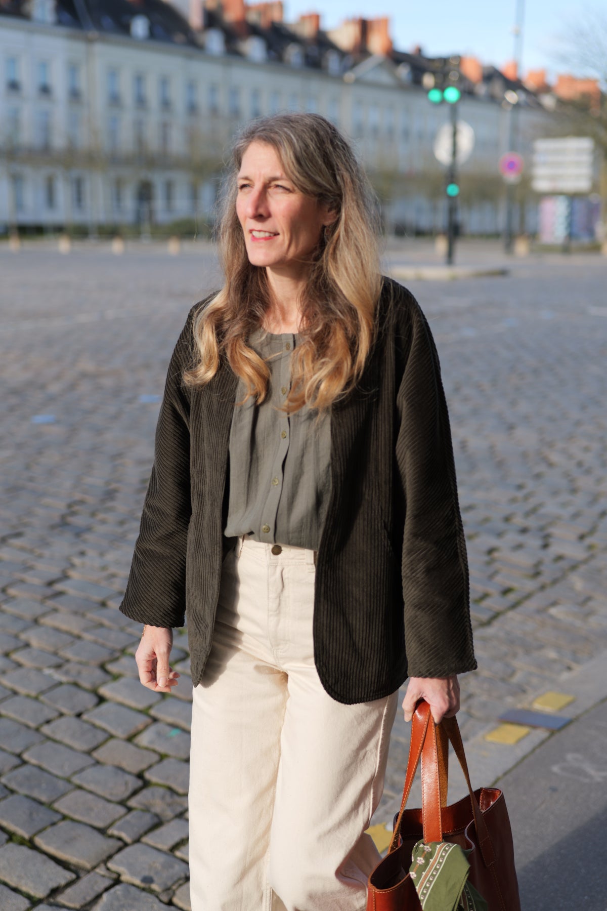 Veste oversize femme velours kaki Demoiselles Chéries portée face